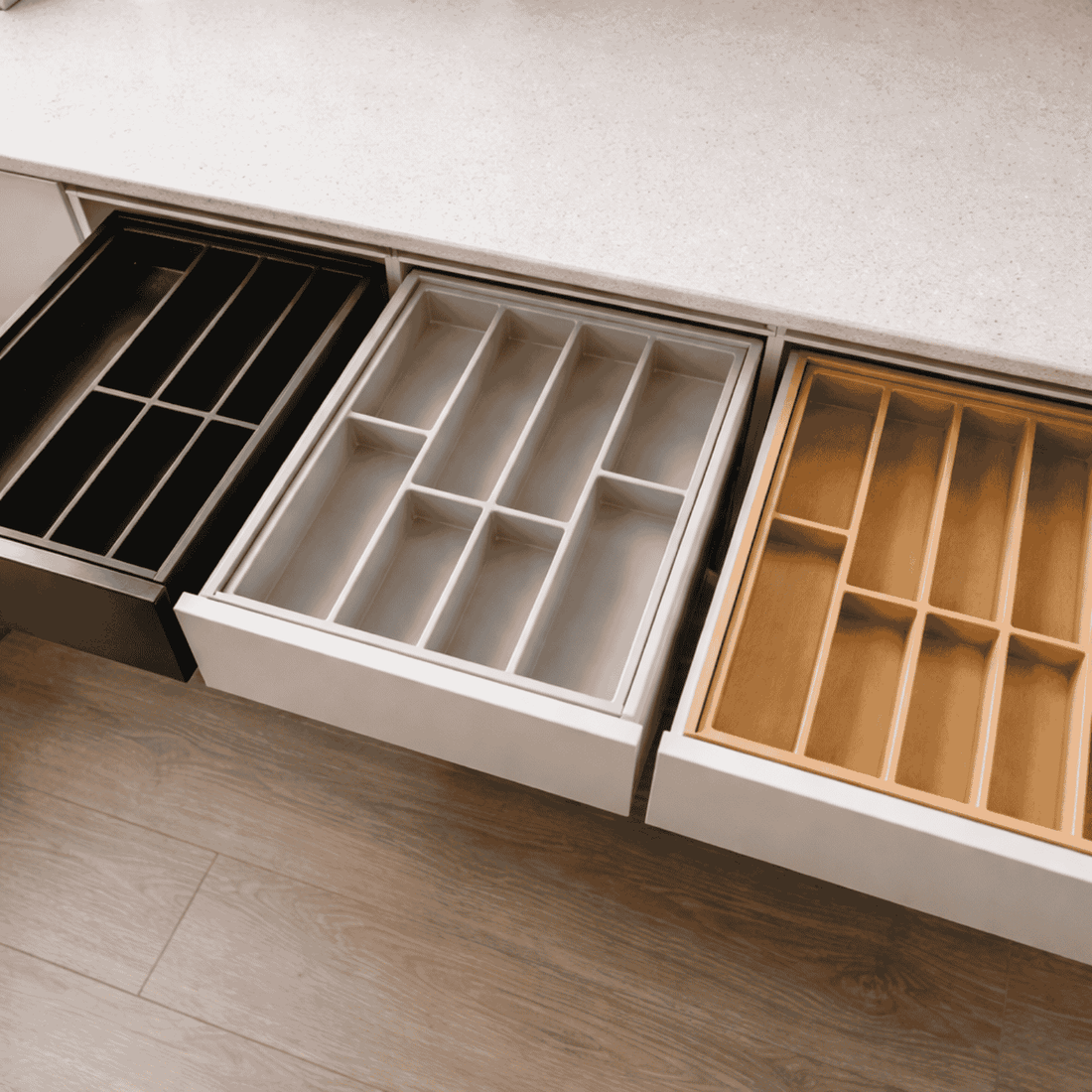 Passende Besteckeinsätze für Blum und Hettich Zargen. Hier erfährst du welche Besteckeinätze du verwenden kannst sowie diverse Alternativen zum Zuschneiden oder modular einsetzbar.