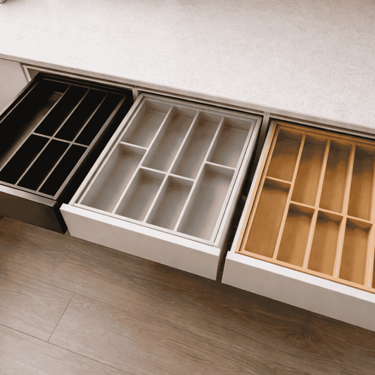 Passende Besteckeinsätze für Blum und Hettich Zargen. Hier erfährst du welche Besteckeinätze du verwenden kannst sowie diverse Alternativen zum Zuschneiden oder modular einsetzbar.