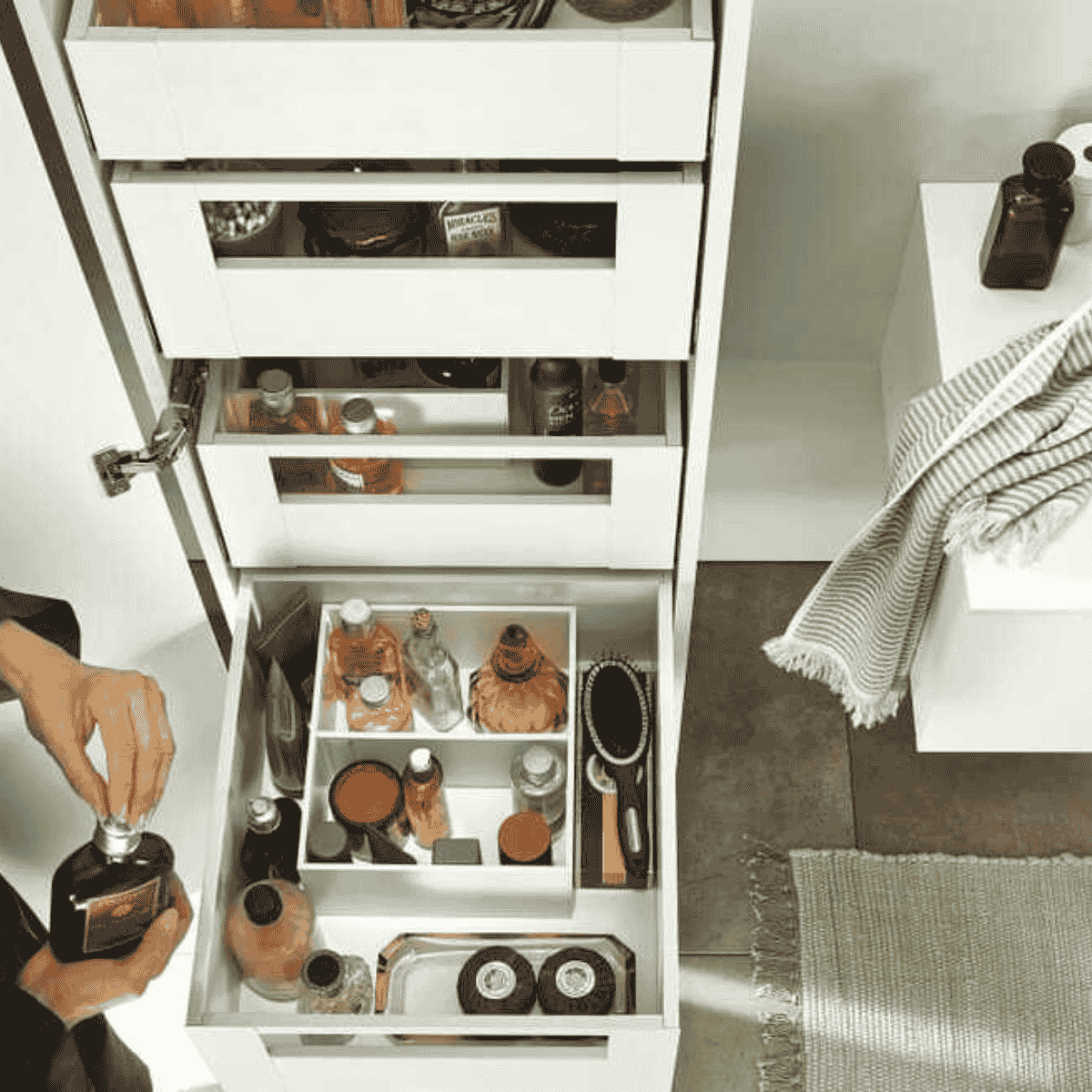 Badezimmer Schubladen Organizer mit Blum Ambia Line Rahmen